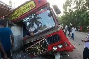கொழும்பு நோக்கி பயணித்த இ.போ.ச பஸ் விபத்து: 13 பேருக்கு காயம்