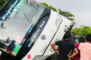 மன்னாரிலிருந்து கொழும்பு நோக்கி சென்ற பஸ் மதுரங்குளியில் விபத்து