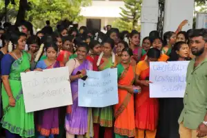 பரதம் பற்றித் தவறான கருத்தை வெளியிட்ட மௌலவிக்கு எதிராக மாணவிகள் ஆர்ப்பாட்டம்