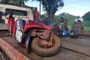 மோட்டார் சைக்கிள் - ஜீப் மோதி விபத்து; ஐவர் படுகாயம்!