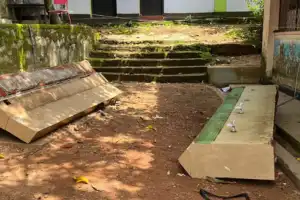பாடசாலைச் சுவர் இடிந்து விழுந்து மாணவி பலி ; அதிபர் மீது தாக்குதல்!