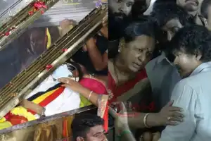 விஜயகாந்தின் உடலுக்கு  நடிகர் விஜய் அஞ்சலி