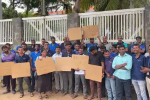 'ஸ்ரீலங்கா ரெலிகொம் நிறுவனத்தை விற்பனை செய்யாதே': யாழ்ப்பாணத்தில் ஊழியர்கள் போராட்டம்