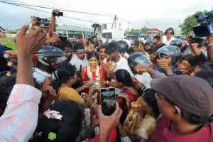 வீதியில் திரண்டு கில்மிஷாவை  வரவேற்ற யாழ்ப்பாணம் மக்கள்