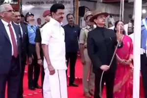 சென்னையில் குடியரசு தினம் நிகழ்வில் தேசியக் கொடி ஏற்றினார் ஆளுநர் ரவி
