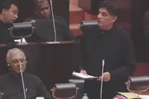 கறுப்பு உடையில் எதிர்க்கட்சி!