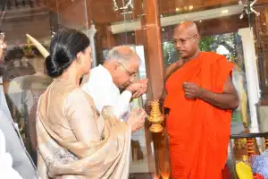 கங்காராம விகாரையில் இந்தியத் தூதர் வழிபாடு