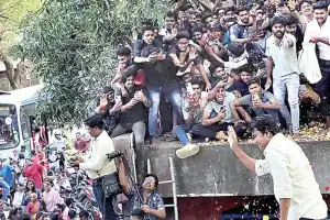 விஜய்யை பார்ப்பதற்கு திரண்ட ரசிகர்கள் 