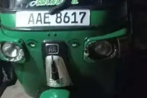 இராச வீதியில் வைத்து ஓட்டோ மீது தாக்குதல்!