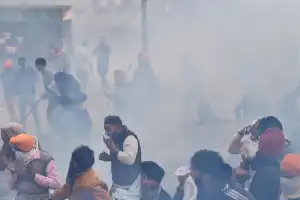  டில்லி நோக்கி விவசாயிகள் பேரணி;  பொலிஸார் கண்ணீர்ப்புகை பிரயோகம்