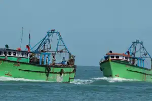 ஐந்து விசைப்படகுகளுடன் இந்திய மீனவர்கள் 32 பேர் சிறைப்பிடிப்பு