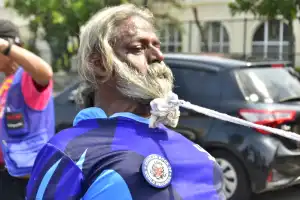 தாடியால் வாகனத்தை 1000 மீற்றர் தூரம் இழுத்து திருச்செல்வம் சாதனை