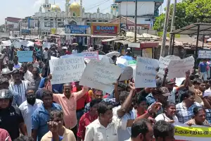 வெடுக்குநாறியில் கைதானவர்களை விடுவிக்கக் கோரி வவுனியாவில் ஆர்ப்பாட்டப் பேரணி