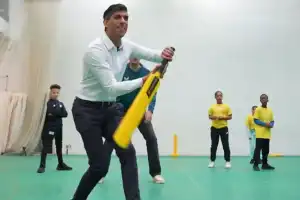 ஜேம்ஸ் ஆண்டர்சனுடன் இணைந்து கிரிக்கெட் விளையாடினார் ரிஷி சுனக்