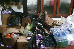 ஊடகவியலாளர் ஒருவரின் வீட்டின் மீது தாக்குதல்; வாகனங்களுக்கும் தீ வைப்பு