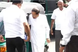 கூட்டத்துக்கு ஓட்டோவில் வந்திறங்கிய மைத்திரி!