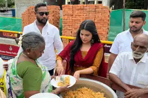 200 பேருக்கு அன்னதானம் வழங்கினார் நடிகை ஆத்மிகா