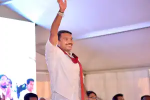 கட்டுப்பணம் செலுத்தினார் நாமல் ராஜபக்ஷ 
