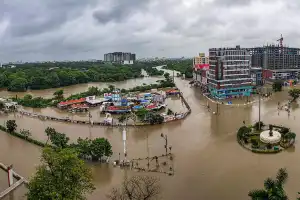 குஜராத்தில் வெள்ளம்; 28 பேர் உயிரிழப்பு