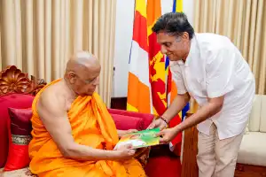 தனது தேர்தல் விஞ்ஞாபனத்தை மகாநாயக்கரிடம் கையளித்த சஜித் பிரேமதாஸ