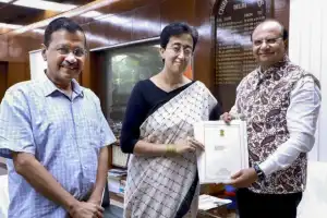 டில்லி முதல்வர் கேஜ்ரிவால் இராஜினாமா; ஆட்சி அமைக்க உரிமை கோரினார் ஆதிஷி!