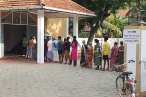 யாழில் வாக்கெடுப்பில் மக்கள்