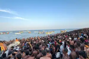 சமுத்திரத் தீர்த்தத் திருவிழாவில் கடலில் மூழ்கி ஒருவர் உயிரிழப்பு: மற்றொருவர் மாயம் 
