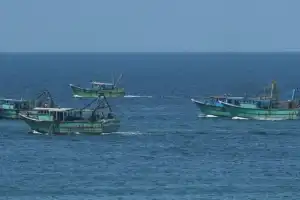 மீனவர்கள் கடலுக்கு செல்வதை தடுக்க படகுகளுக்கான டீசல் நிறுத்திவைப்பு