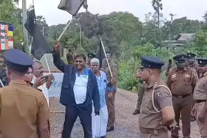 போராட்டக்காரர்கள் - பொலிஸார் முறுகல் 