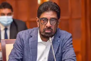 கெஹலியவின் குடும்ப உறுப்பினர்களின் வங்கிக் கணக்குகள் தொடர்ந்தும் முடக்கம்