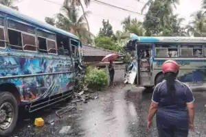 கோர விபத்து: 61 பேர் படுகாயம்