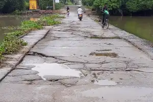 திருமலை மூதூர் இறால் பாலம் உடைந்து விழும் அபாய நிலையில் மக்கள் அச்சத்தில்