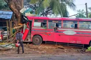 பஸ் விபத்தில் குழந்தை உட்பட 21 பேர் காயம்