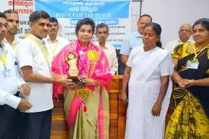 மட்டக்களப்பு சமூக மேம்பாட்டு மையத்தால் அரசாங்க அதிபருக்கு கௌரவம்!