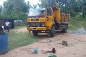 தந்தை செலுத்திய டிப்பர் மோதி ஒன்றரை வயது குழந்தை சாவு!