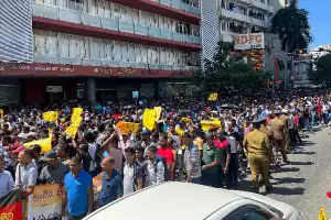 இலங்கை மின்சார சபை ஊழியர்கள் பாரிய ஆர்ப்பாட்டம்!
