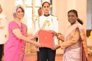 இந்திய ஜனாதிபதியிடம் நியமனச் சான்றுகளை வழங்கினார் - மகிஷினி கொலோன்னே.