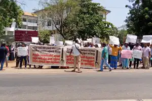 "எங்கள் காணிகளை எங்களுக்கு கொடு" - திருகோணமலையில் பாரிய ஆர்ப்பாட்டம்!!