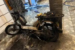 நள்ளிரவில் வீட்டின் மீது பெட்ரொல் குண்டு வீச்சு