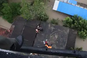 வீட்டின் மேல் மாடியில் சிக்கியிருந்த மூவர் மீட்பு
