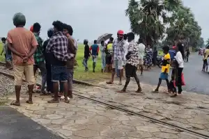 மோட்டார் சைக்கிளை மோதிய அதிவிரைவு ரயில்