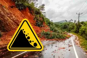 மண்சரிவு குறித்து சிவப்பு எச்சரிக்கை உடனடியாக வெளியேற அறிவுறுத்தல்