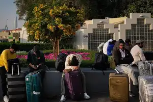 வளைகுடா நாடுகளில் சிக்கிய நூற்றுக்கணக்கான இந்தியர்கள்