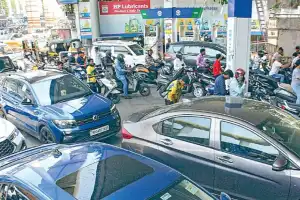 இந்தியாவில் எரிபொருள் விலை உயர்வை தடுக்க கலால் வரி குறைப்பு