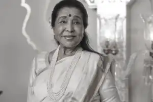 இந்திய பின்னணி பாடகி ஆஷா போஸ்லே காலமானார்