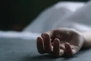 மதுபானத்திற்கு பணம் தராததால் தாயை தள்ளி கொன்ற இளைஞன் கைது