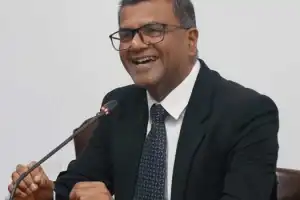 நிதி அமைச்சின் செயலாளர் பாராளுமன்ற வருகை -  கடன் கொடுப்பனவு மோசடி குறித்து விசாரணை