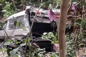 கெரண்டி எல்ல அருகில் கோர விபத்து - ஐவர் படுகாயம்