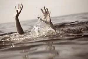 தோணி கவிழ்ந்து 3 பாடசாலை மாணவர்கள் நீரில் மூழ்கி பலி