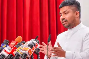 சிறைச்சாலைகளைக் காட்டி நாமலின் அரசியல் பயணத்தை ஒடுக்க முடியாது - ஷானக 